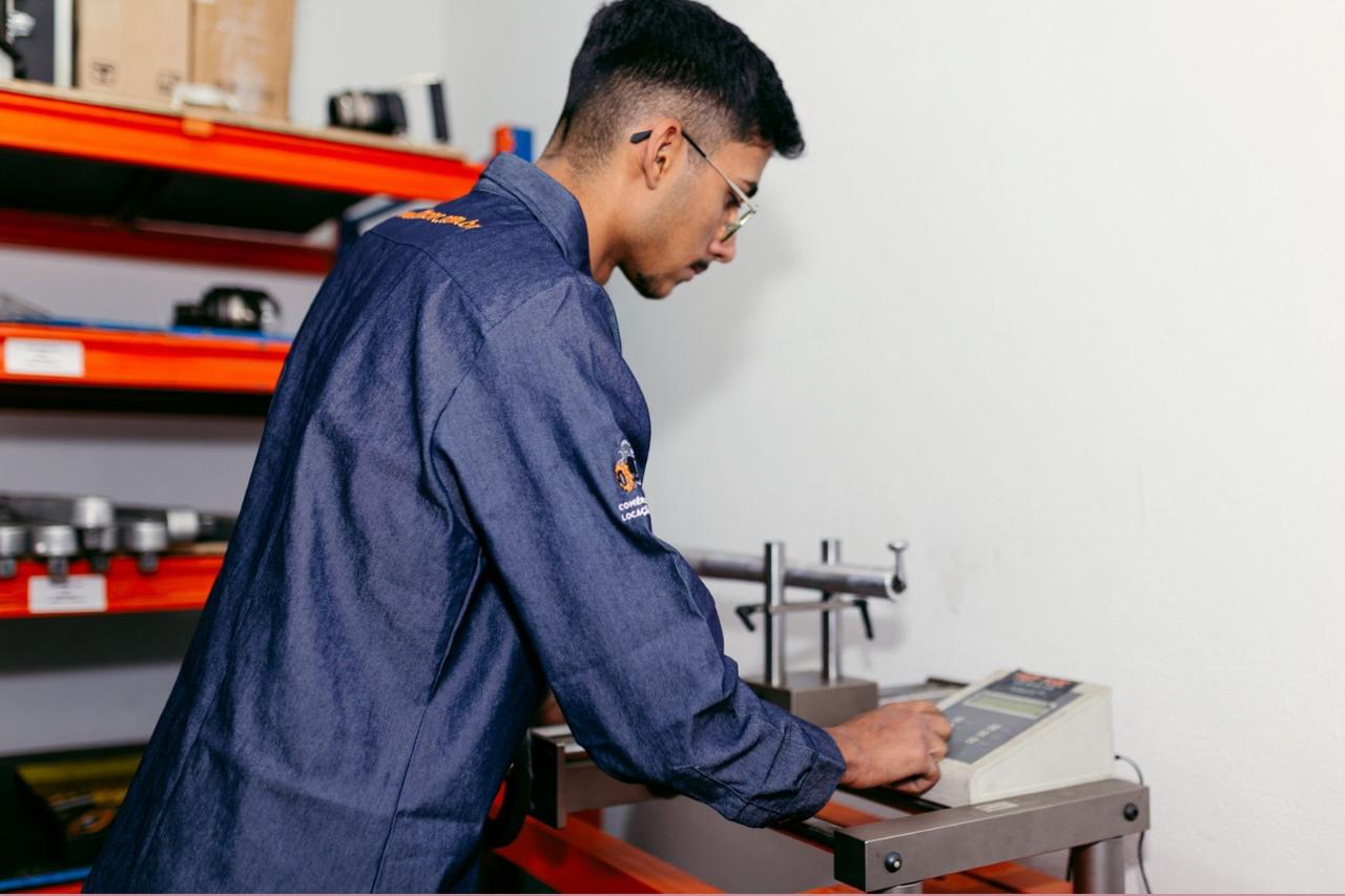 Técnico operando equipamento